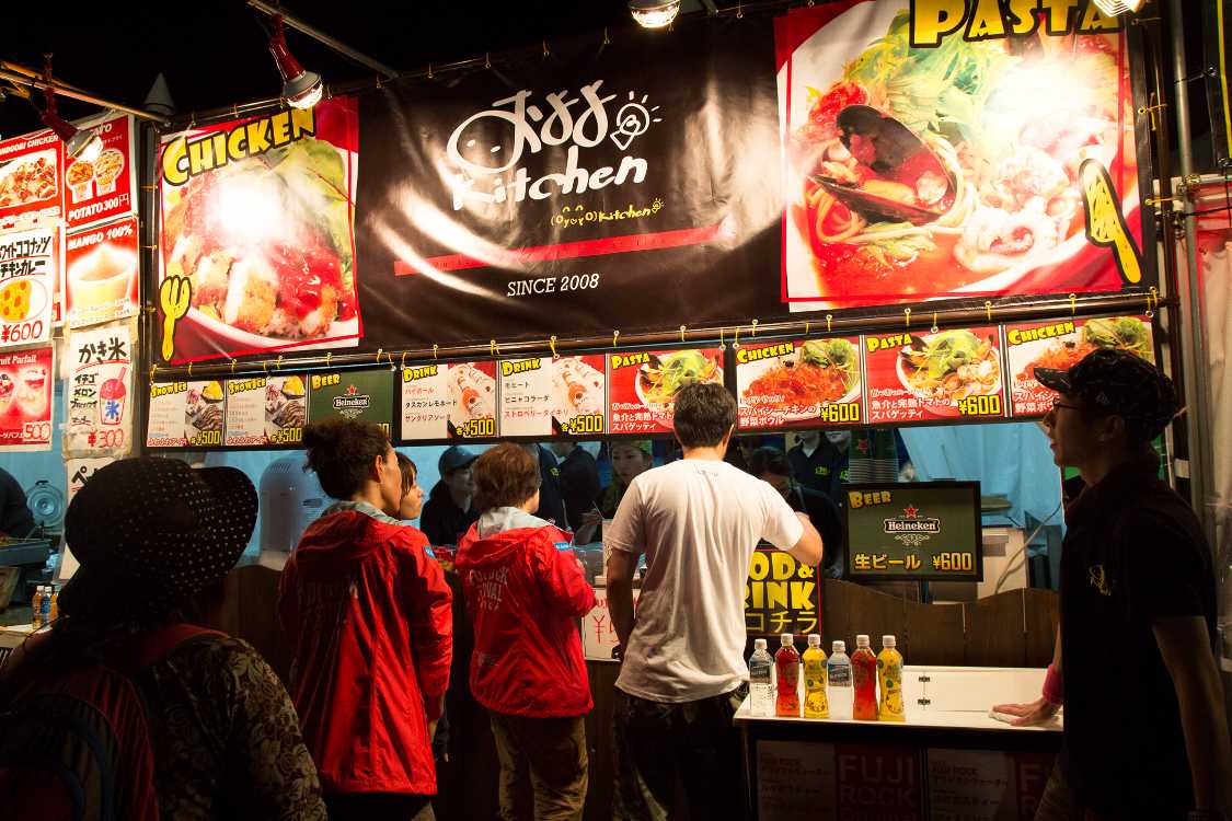 スタッフも並んでいます。