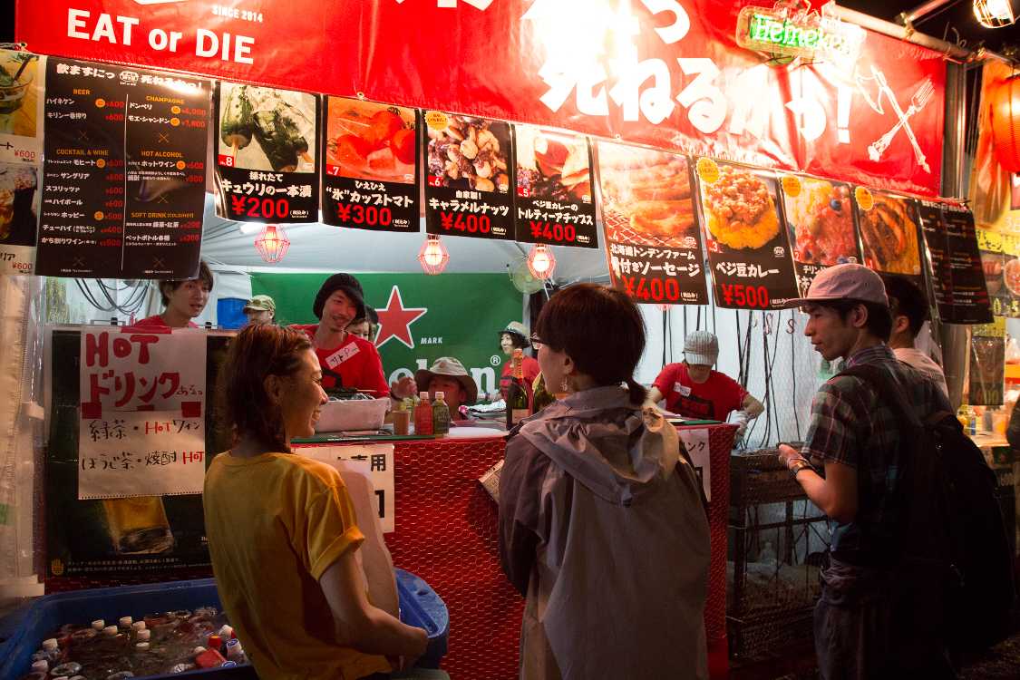 左の人は呼び込みの人。