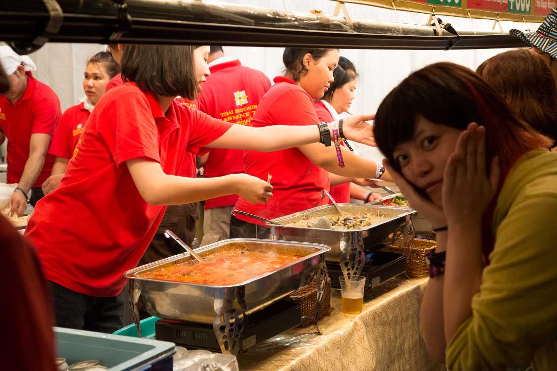 右の人は売り子さん。気づかなかった。