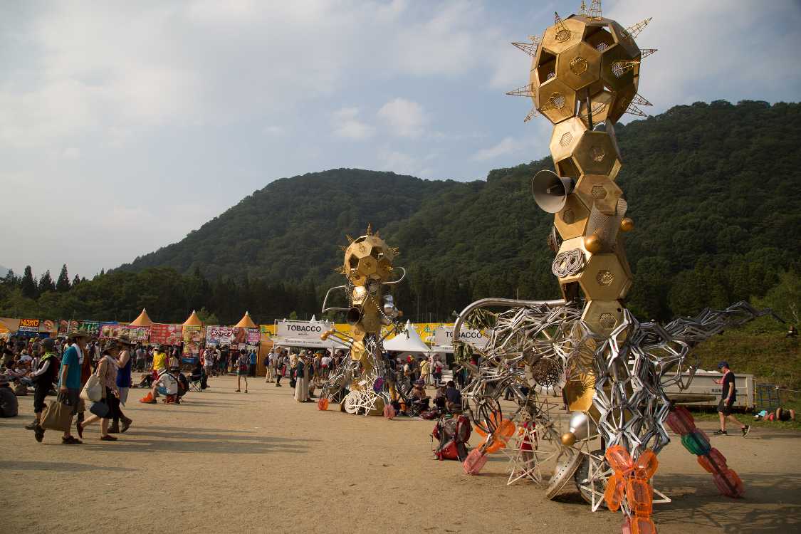 土曜の午後4時35分ごろ。夕方で影が長い。