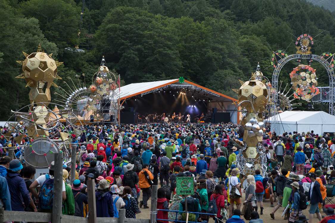 日曜の午後5時25分ごろ。ホワイトステージのアウスゲイル終了後オレンジコートに移動。ザ・キング・オール・スターズで加山雄三が登場。