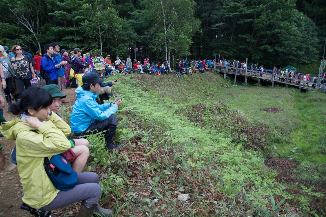 外周部分とフィールド・オブ・ヘブンの高さは変わらない。外周部分がもともとの高さで、オレンジコートの部分はストーンド・サークル側から土を削って平坦にしたと推測する。