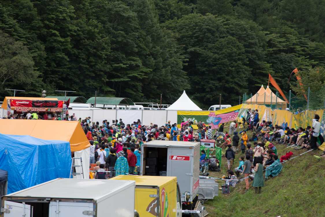 外周部分に上って見る人も多い。