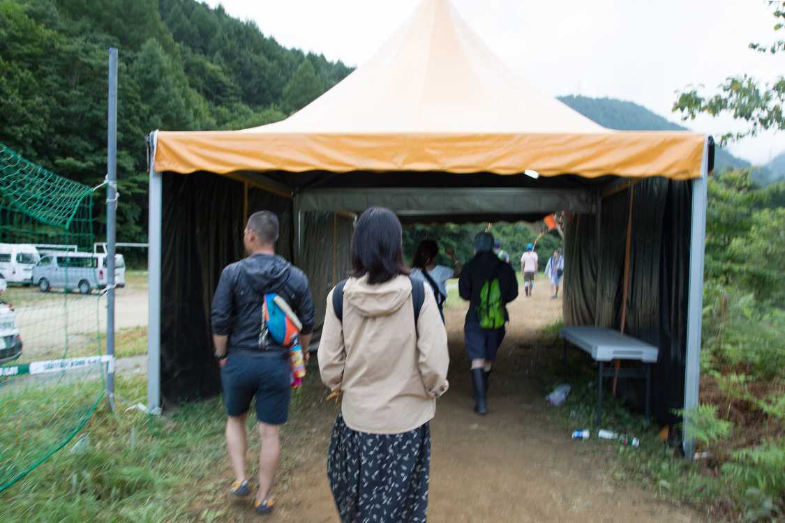 そのまま通過できるテント。