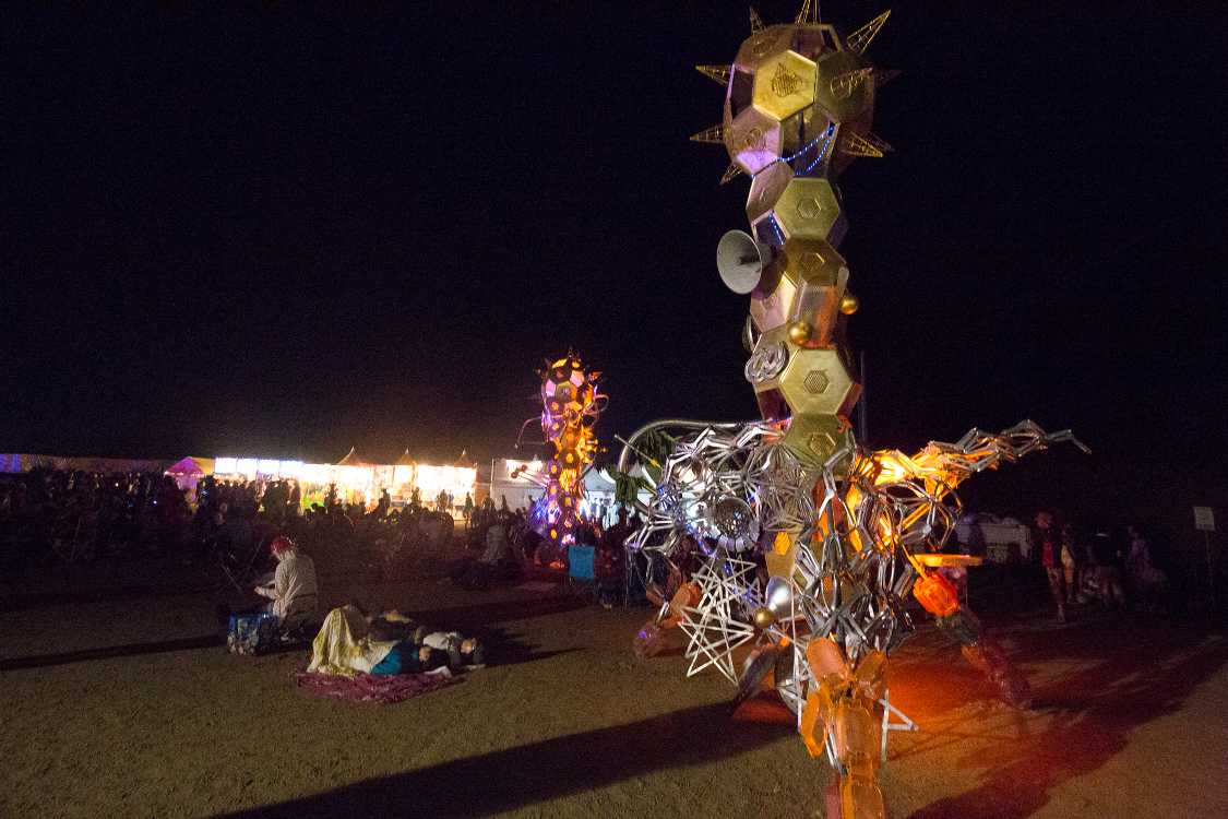 トイレの側から照明が当たっている。