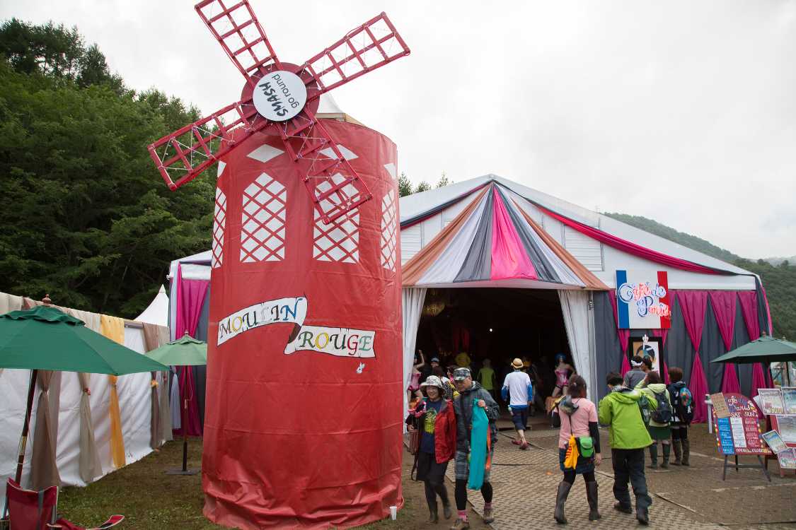 ストーンドサークルの奥にあるカフェドパリ。