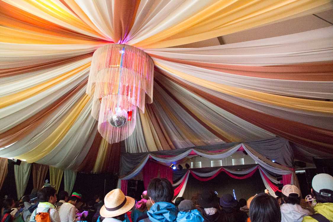 カフェドパリ内。