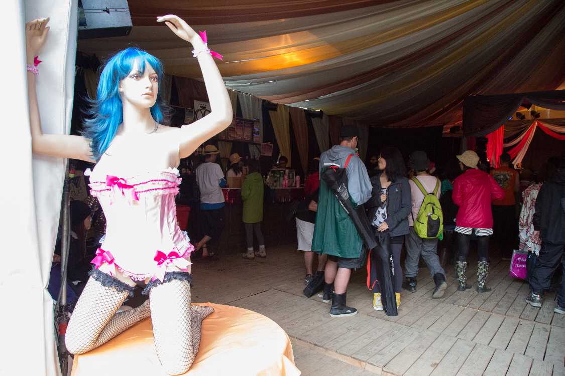 入り口左右の人形。