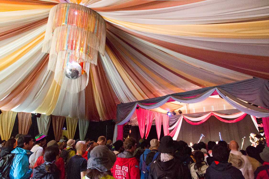 日曜の午後5時45分ごろ。ビッグ・ウィリーズ・バーレスクの公演中。