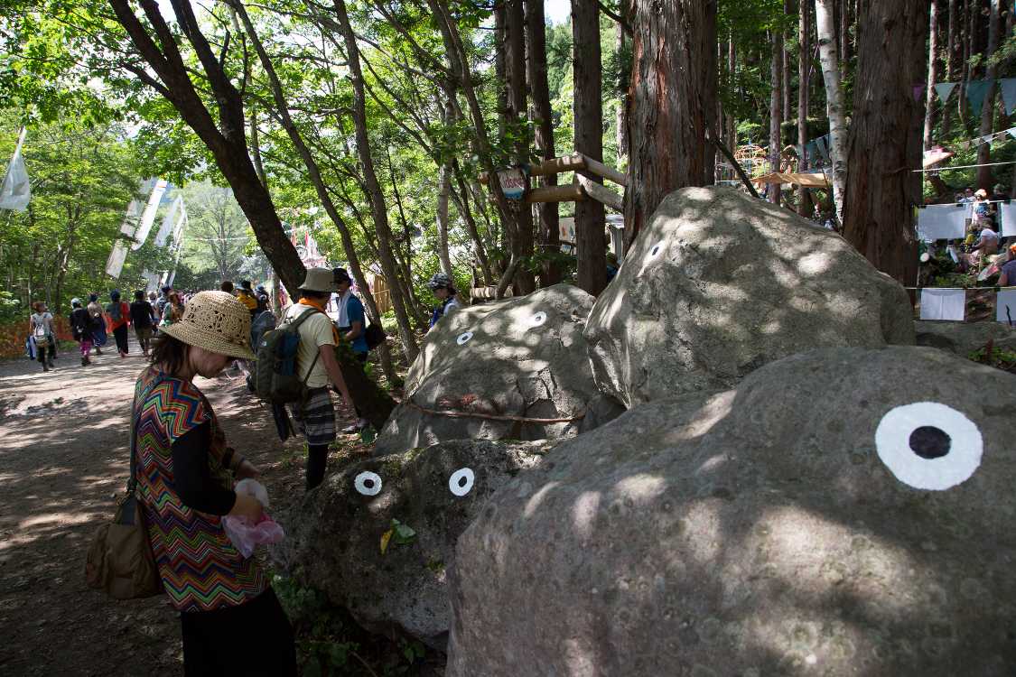 入り口手前の巨石。