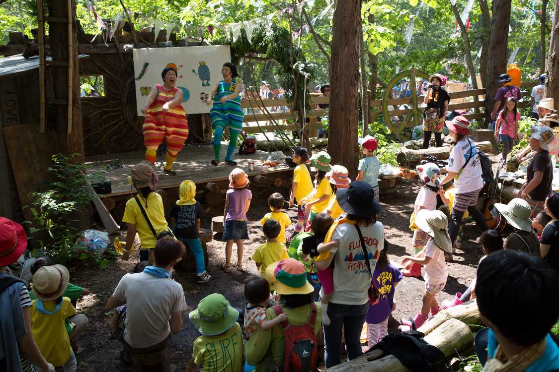 前方は子どもがほとんど。