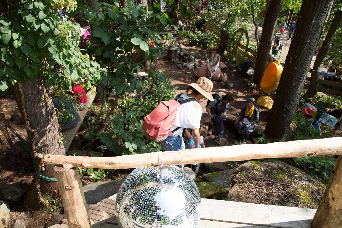 階段はかなり小さい。ミラーボールの左下に見えているのが階段。滑り止めとして格子状の切り込みがある。