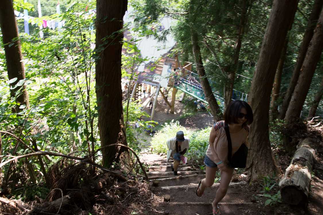 かなり高く上る階段。下はキッズランドの遊具。