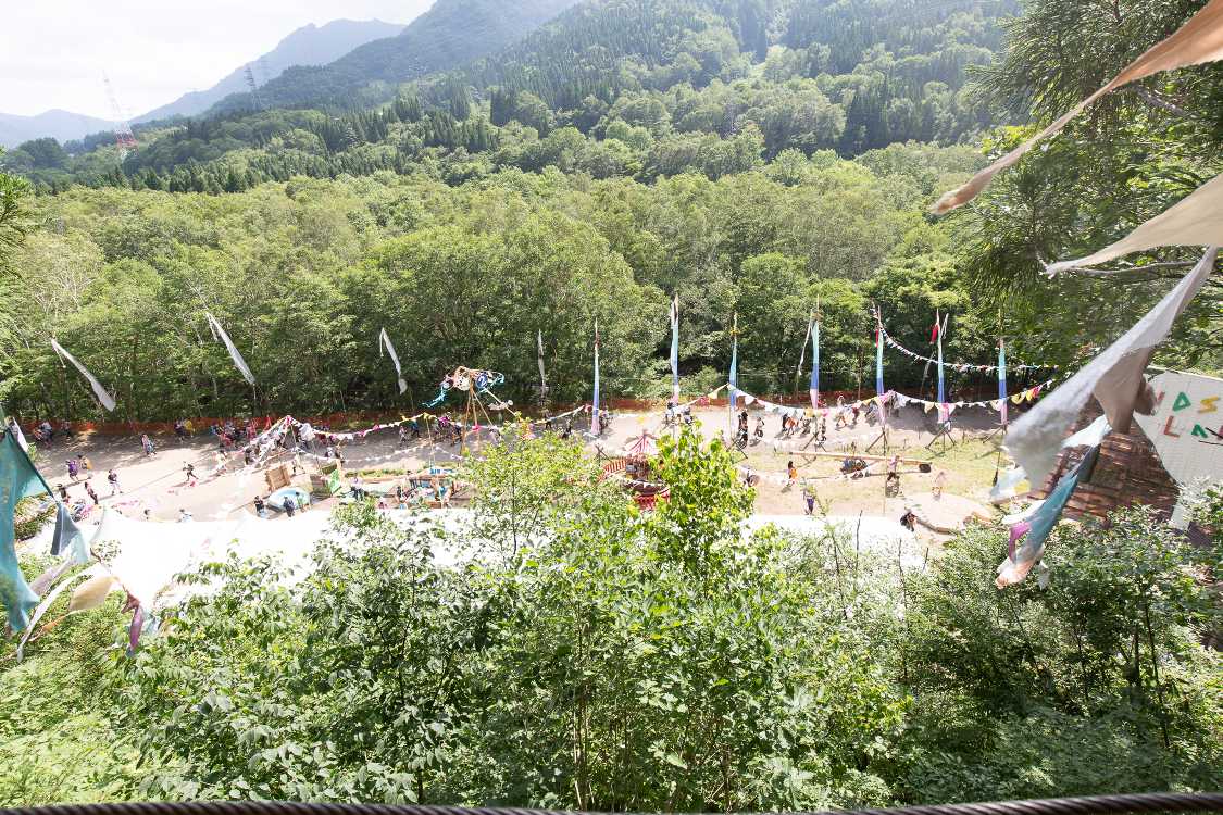 窓から導線を見下ろす。