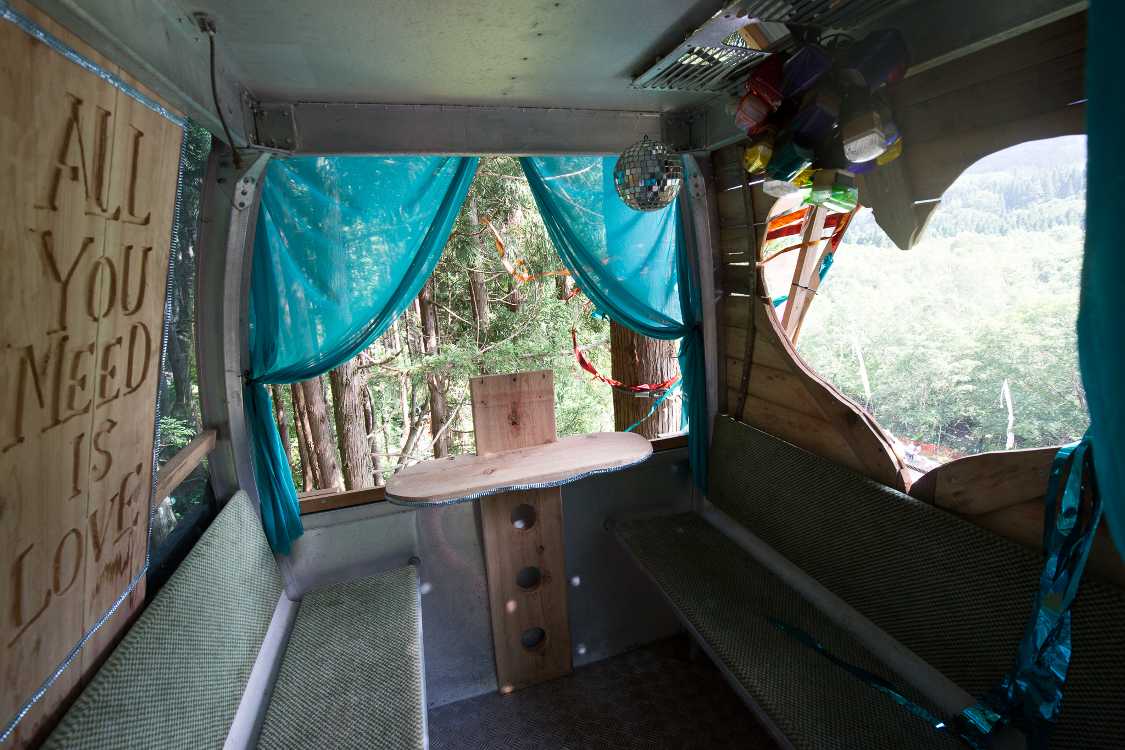 スキー場のゴンドラでした。このゴンドラ自体は上から吊されている状態のため、風で揺れる。中で動くともちろん揺れる。大人の男が1人で来てはいけないところだと、来てみて初めて分かる。