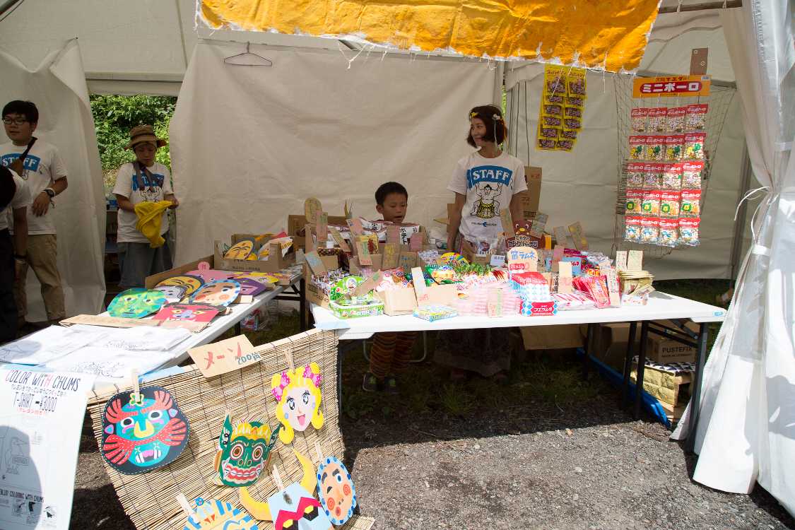 駄菓子屋。20円から買える。