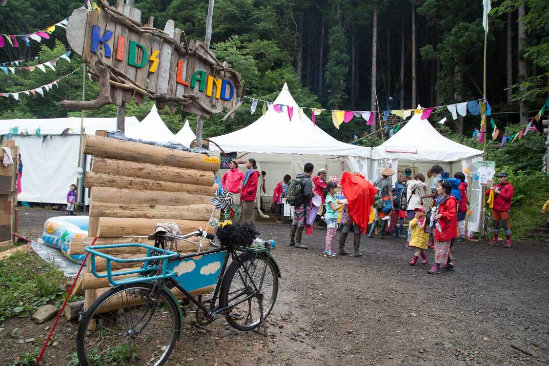 曇天のキッズランド。