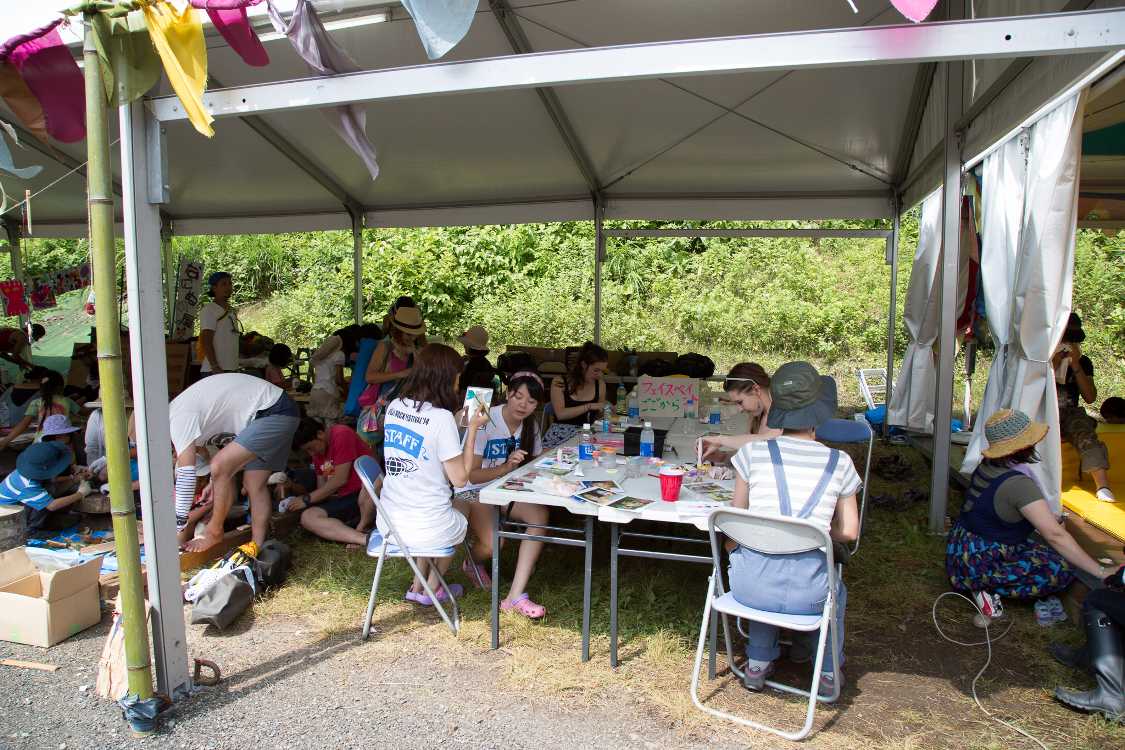 靴を脱がなくてもいいキッズランドのテント。