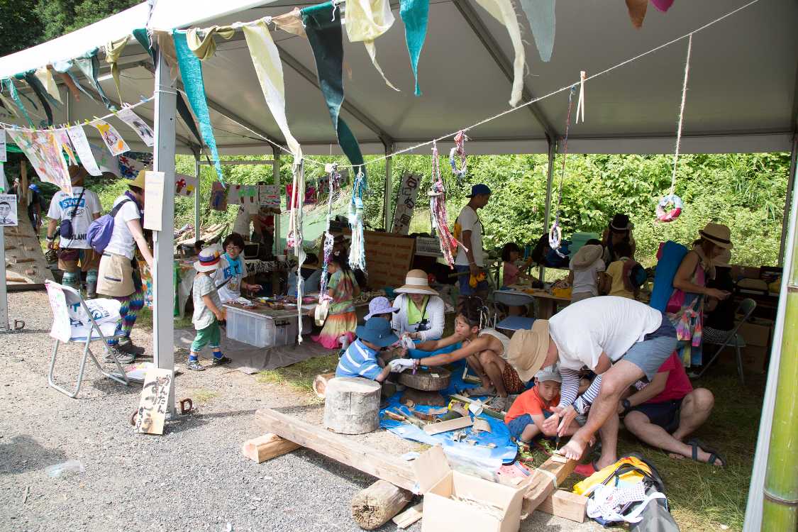 手前は木工スペース。