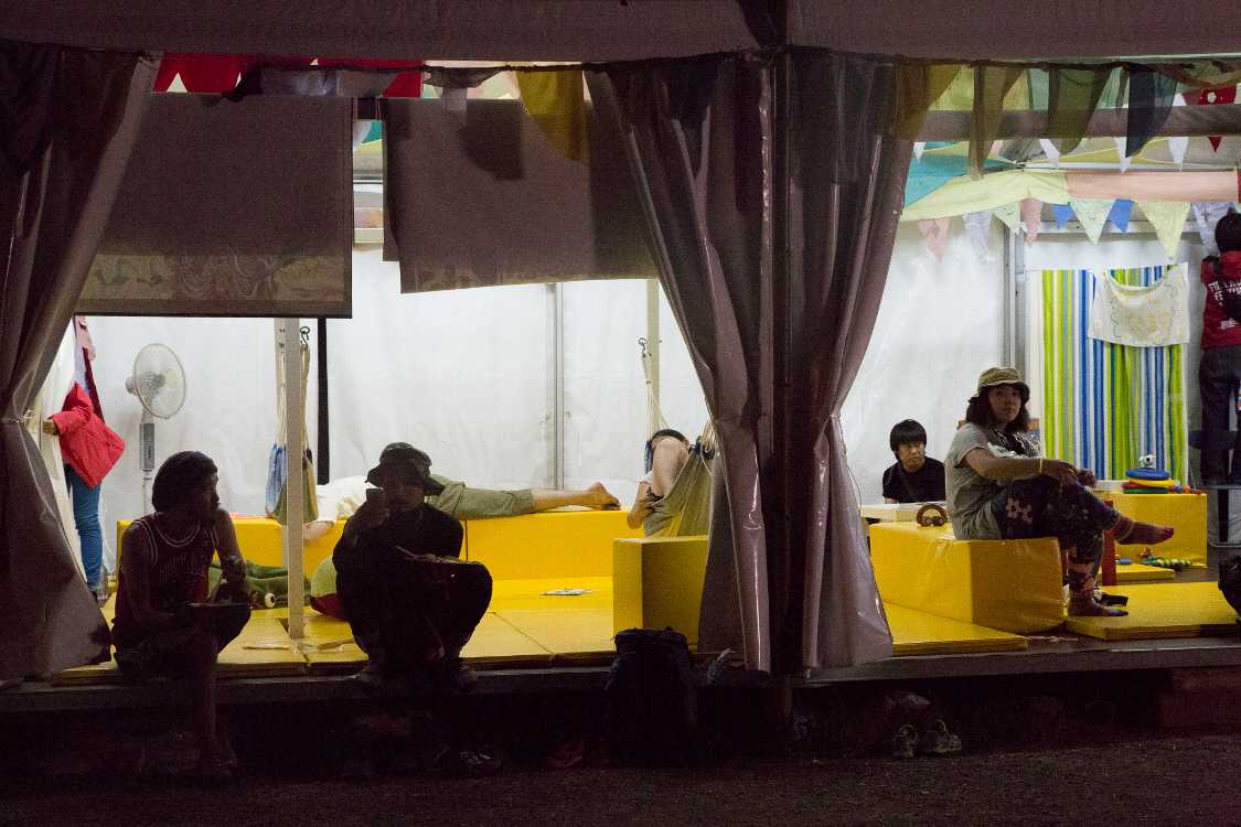 大人の方が多いキッズランドのテント。