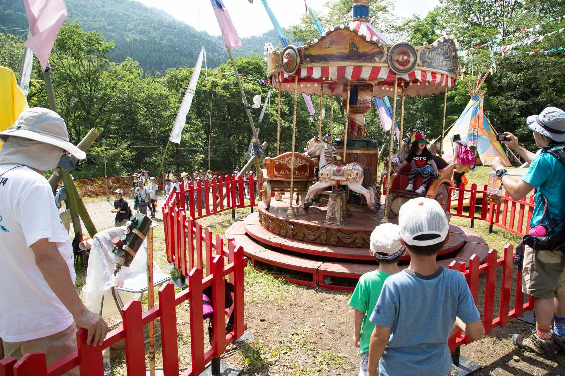 遊具の定番、回転木馬。