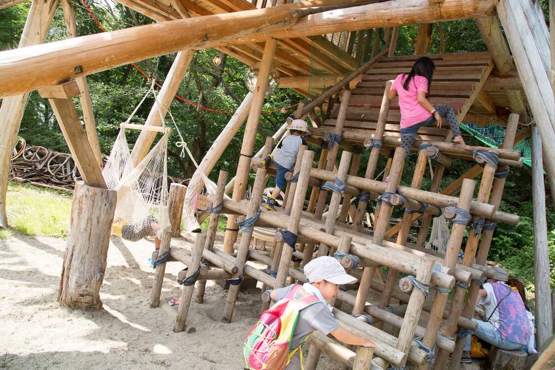 滑り台の階段が一部ジャングルジム。