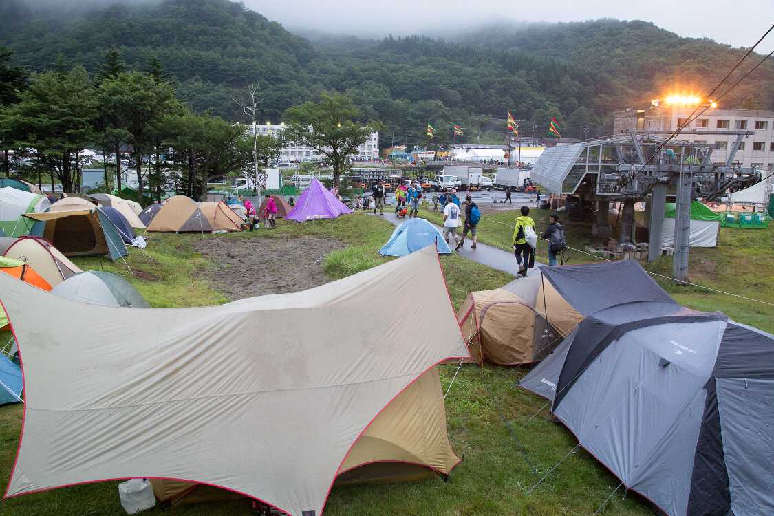 キャンプサイト前近くのテント。