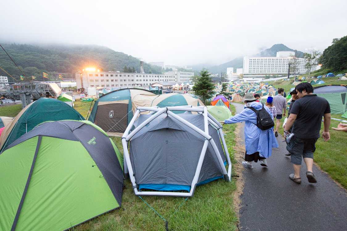 形が目立つテントですね。