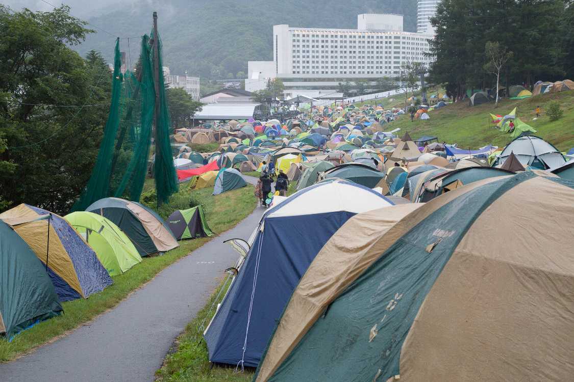 キャンプサイトのAサイトから。