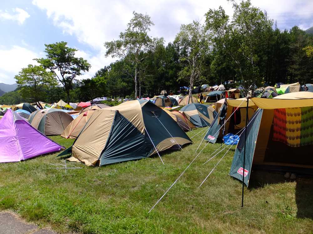 キャンプサイト入り口から遠いが、テントの間隔は広い。