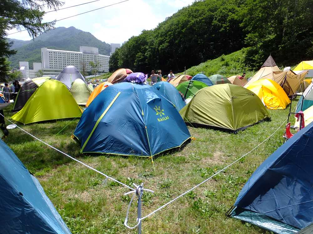 手前はBサイト、ロープの向こうがレディースサイト。