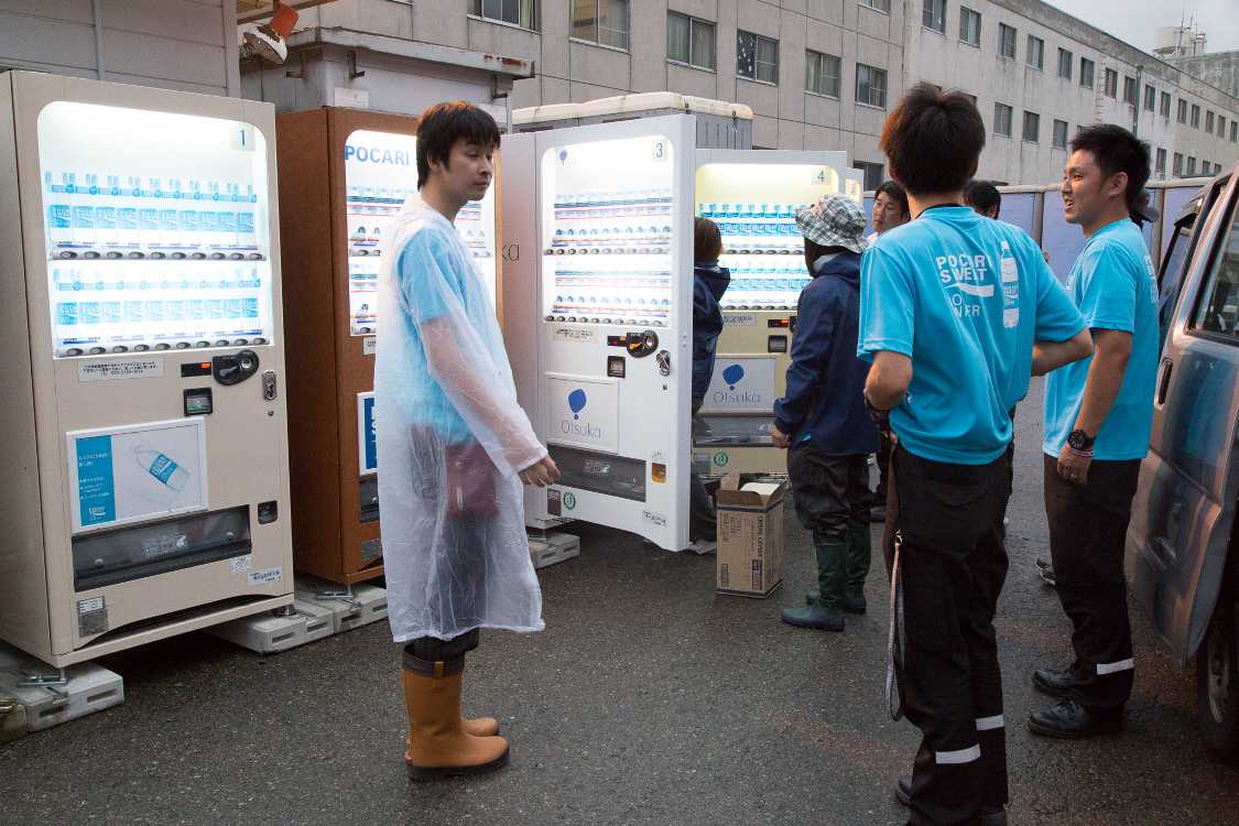 ポカリスエットの自動販売機の補充。大塚食品の関係者か。