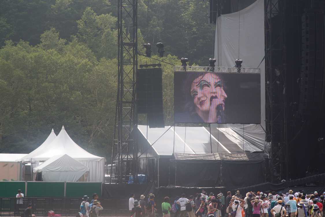 3面の仮面で歌う。