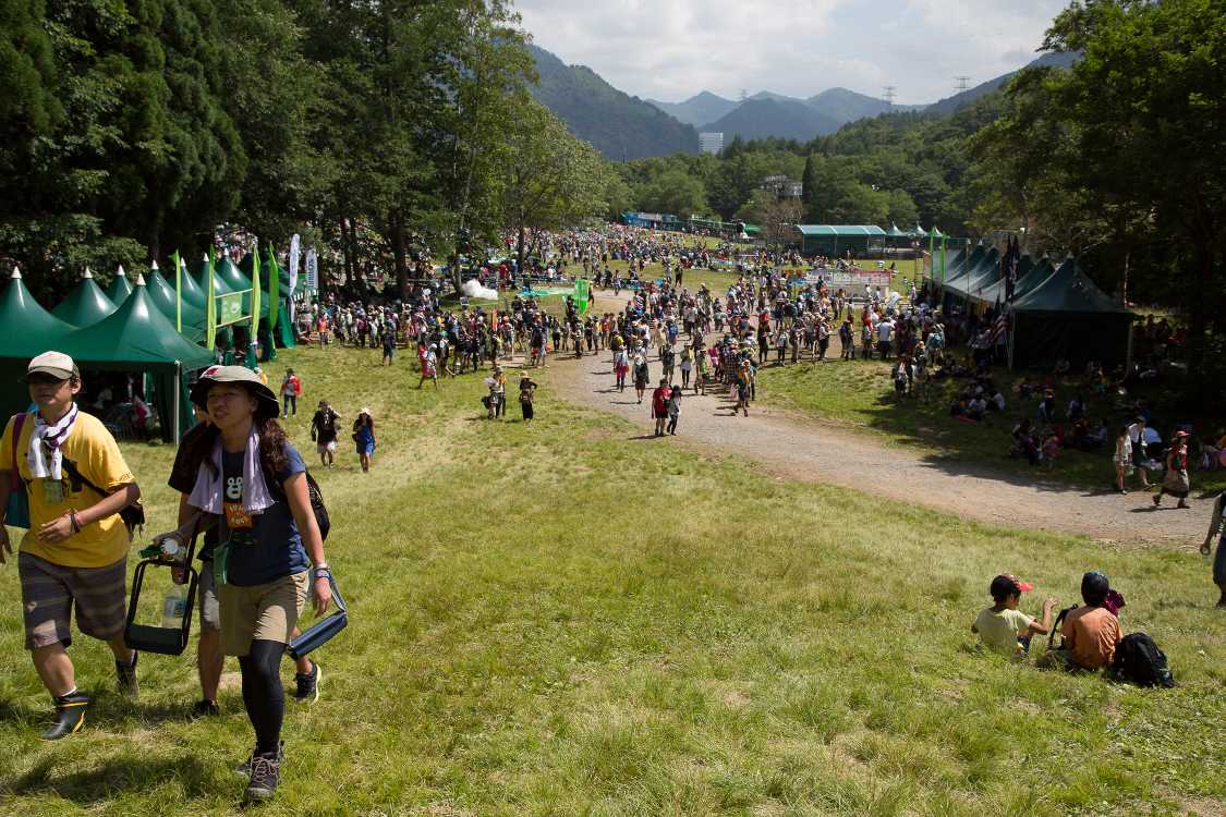 公式グッズ売り場前の坂。