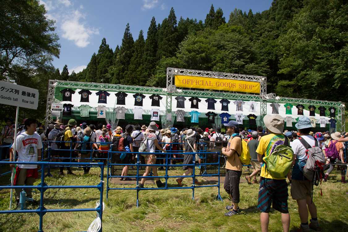 公式グッズ売り場。