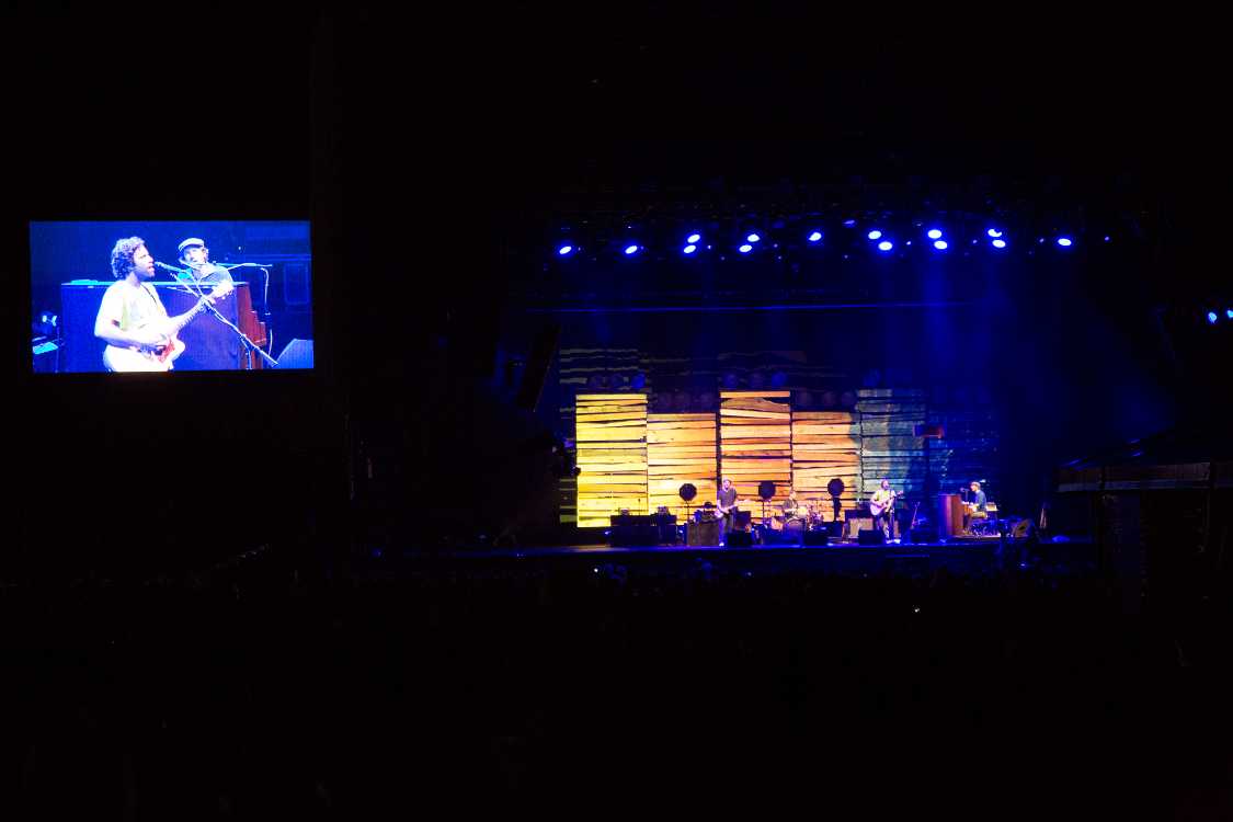 以前もカバーが多かったが今回もレッド・ツェッペリンの「胸いっぱいの愛を」、ラモーンズの「アイ・ウォナ・ビ・ユア・ボーイフレンド」等をカバーしていた。