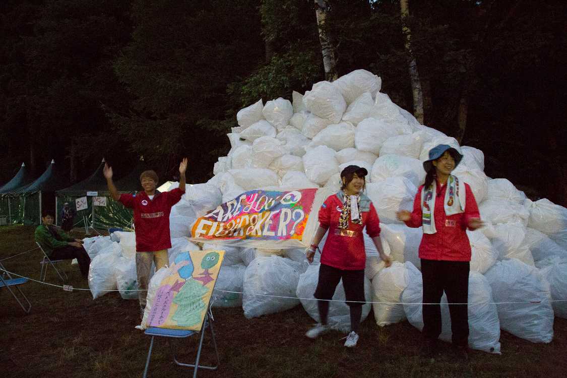 日曜の午後7時10分ごろ。最後の一袋を積み上げるイベント。