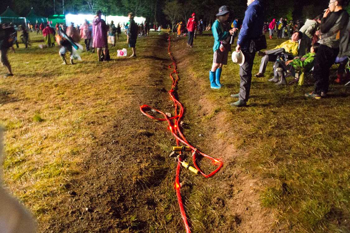 グリーンステージには2本の溝があり、赤いひもが渡されている。