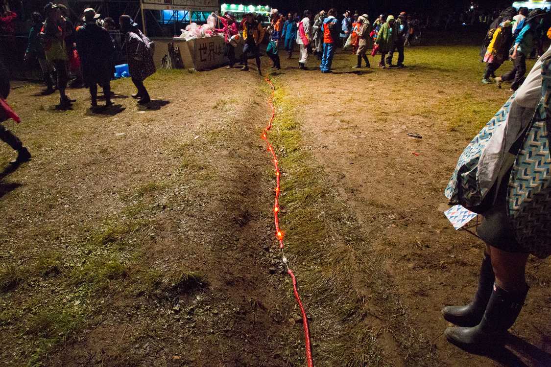 ひもは夜の転倒防止として注意喚起のために渡しているとみられる。