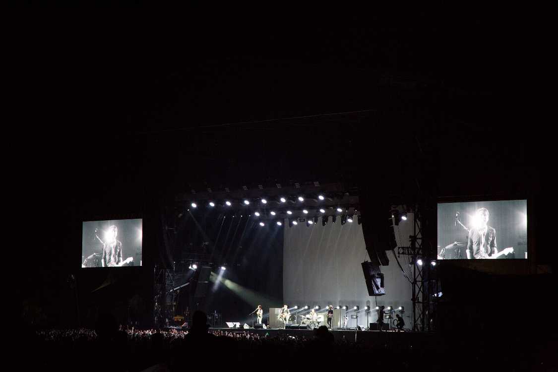 金曜のフランツ・フェルディナンド。今年フランツ・フェルディナンドをトリにしているような音楽フェスティバルは、社会性を重視するフェスティバルと評価してよい。今年は第1次世界大戦の開戦100年であり、フランツ・フェルディナンドは開戦の端緒となった人物の名前から来ているからだ。フジロックは、フランツ・フェルディナンドをトリにすることによってメッセージを発している。フジロック出演が決まった時点で当然トリであると予想がつき、それはアーケイド・ファイアやジャック・ジョンソンよりも必然性が高い。