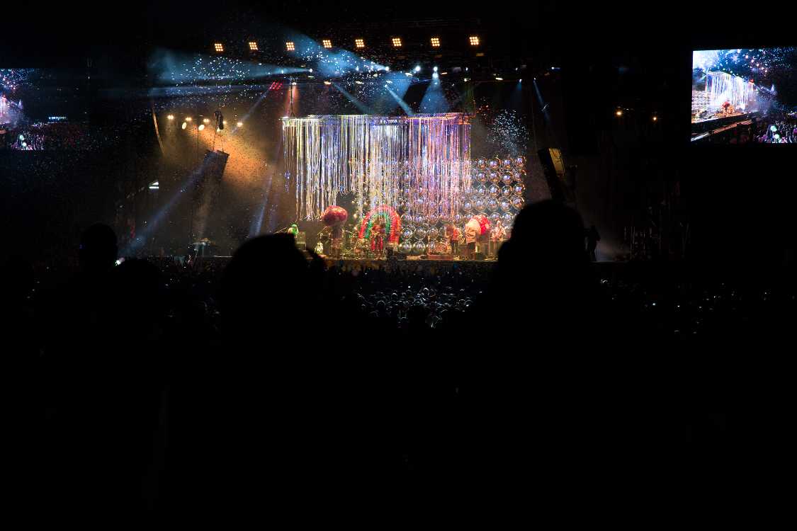 祝祭的に始まっている。