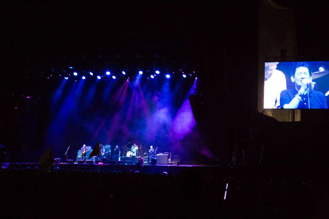 シェーン・マクゴーワンはステージ袖に戻る方向も間違えていた。何かするたびに愛のある笑いが起こっていた。