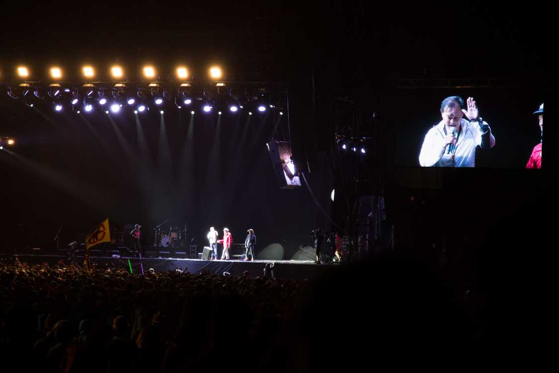 アンコールなしを宣告。謝る必要はないが、アンコールを期待する客に謝っている。