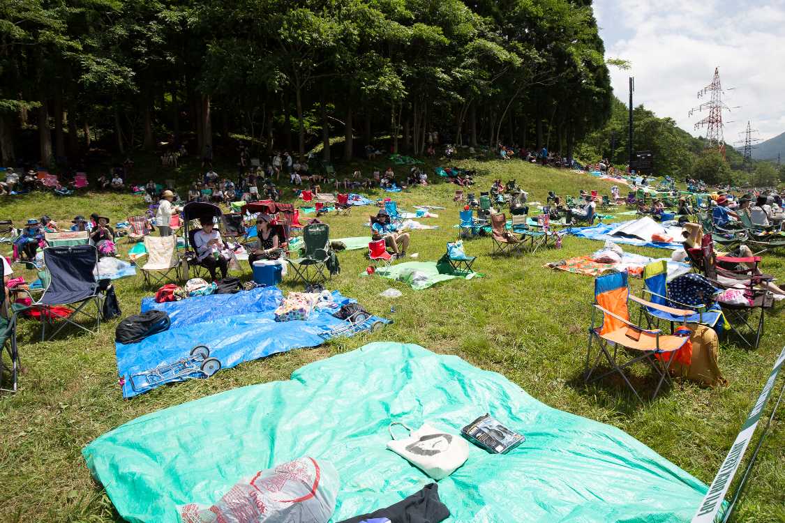 グリーンステージの導線より後方。余裕のある広さ。