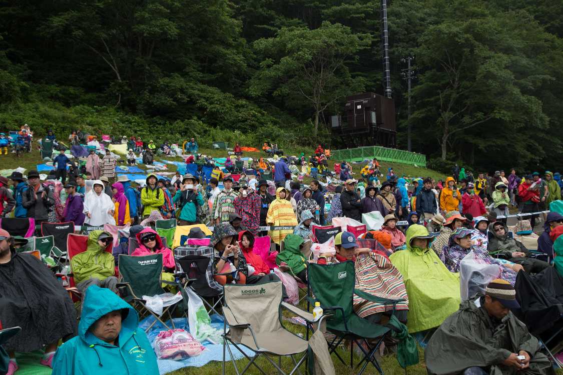 日曜の午後2時55分ごろ。ジョン・バトラー・トリオ公演中。