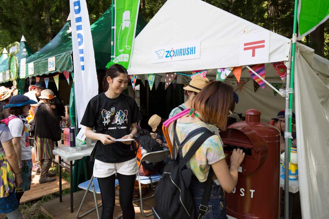 切手不要で投函。丸形ポストでした。