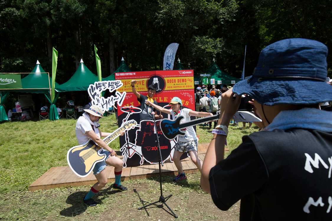 4人以上で写るときはギュウィィーンとドンドンドンドンドンも手持ちできる。