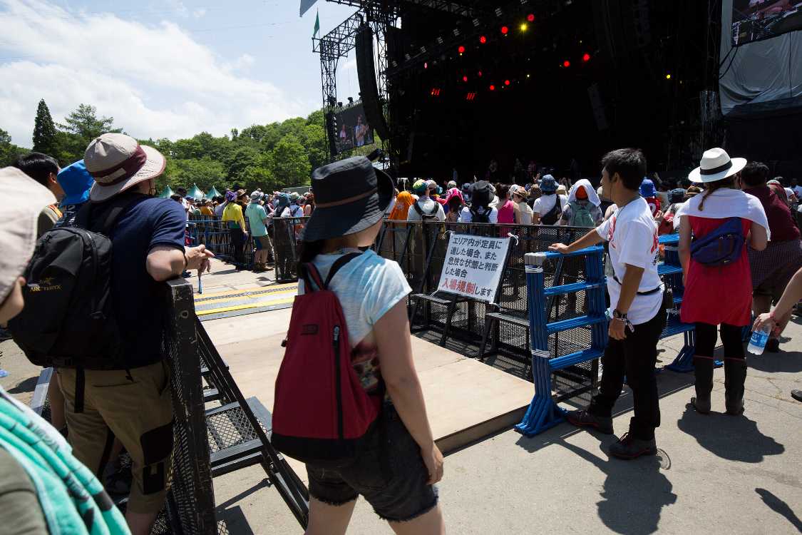 前方になれば北と南というよりはステージの右と左、上手と下手と言った方がいいだろう。