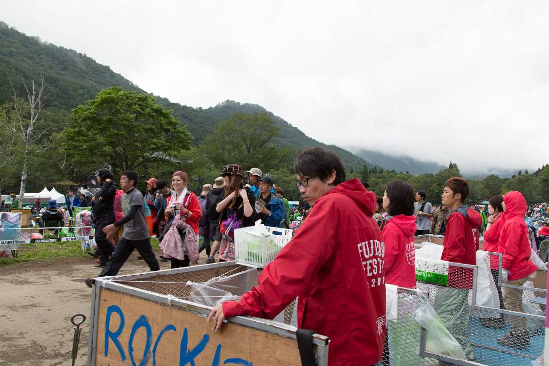 ごみステーション。赤が目立ちます。