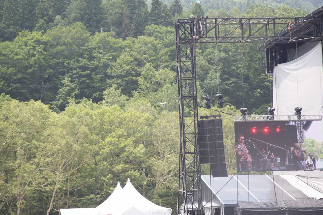 柱の左側に見える。